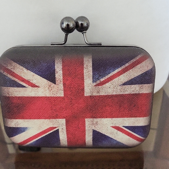 unknown Handbags - Union Jack Distressed Hard Case Clutch Purse With Chain Strap